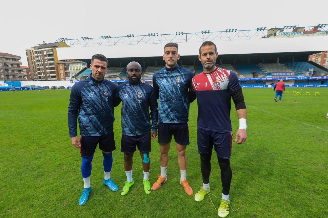 Natalio, Cedrick, Prendes y Davo, los cuatro capitanes del Avilés, el lunes en el Suárez Puerta antes de la primera sesión con Cañedo.