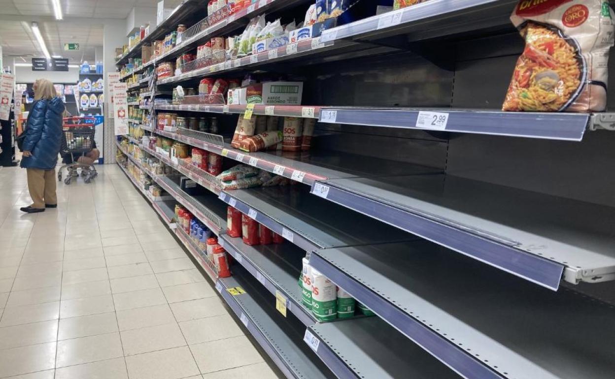 Estantes de un supermercado de Gijón, semivacíos por la falta de productos, en una imagen de archivo.