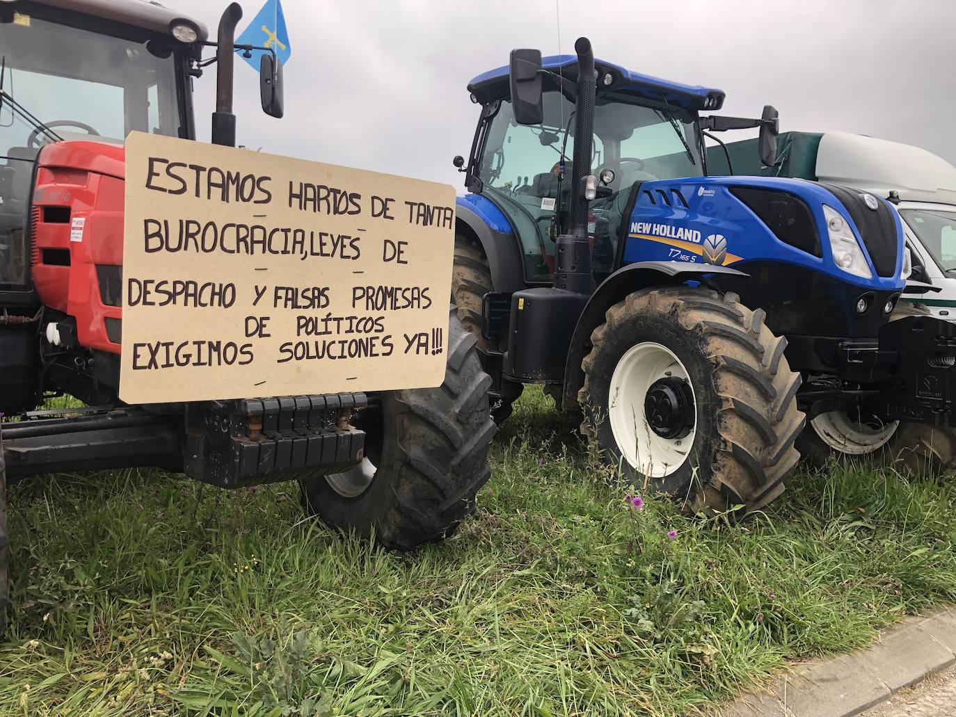 Los ganaderos del Noroccidente han marchado este miércoles con sus tractores para clamar contra la subida de los costes. «Si esto sigue así cerrarán muchas ganaderías», han advertido. 