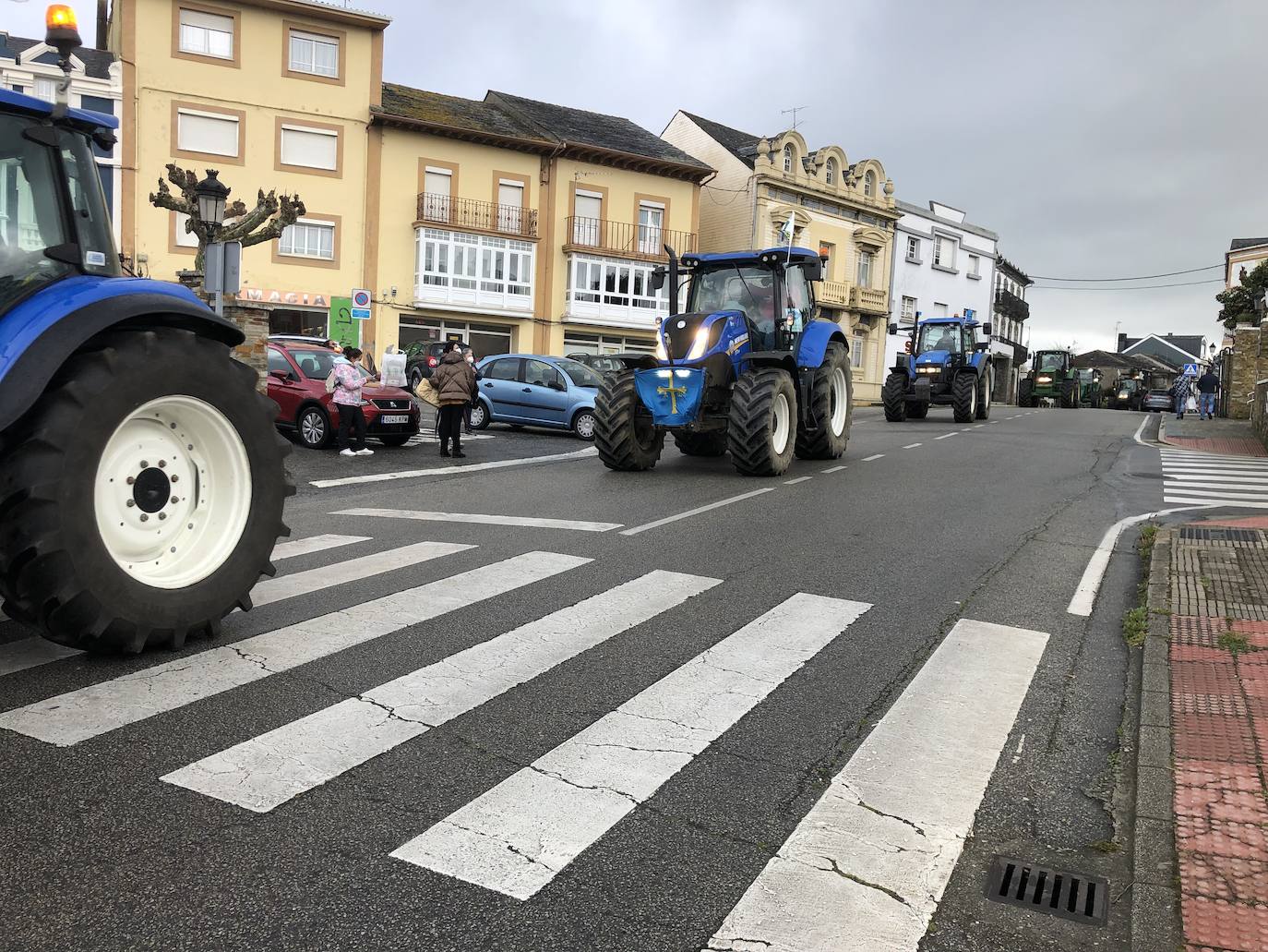 Los ganaderos del Noroccidente han marchado este miércoles con sus tractores para clamar contra la subida de los costes. «Si esto sigue así cerrarán muchas ganaderías», han advertido. 