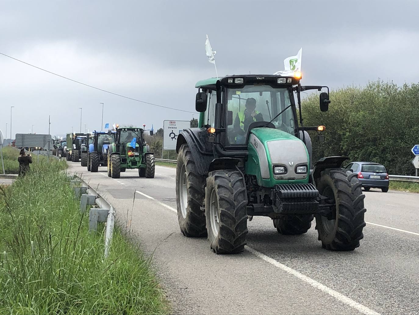 Los ganaderos del Noroccidente han marchado este miércoles con sus tractores para clamar contra la subida de los costes. «Si esto sigue así cerrarán muchas ganaderías», han advertido. 