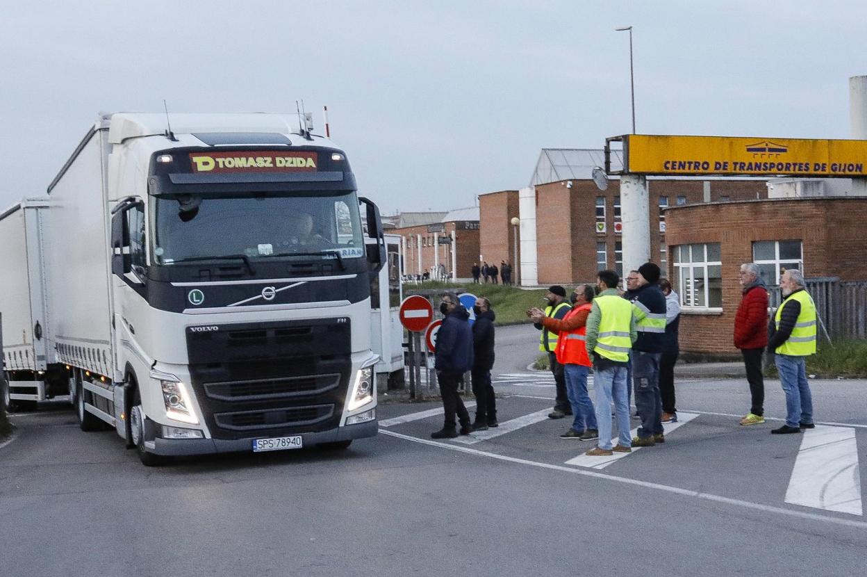 Un piquete para un camión en el Centro de Transportes de Gijón. 