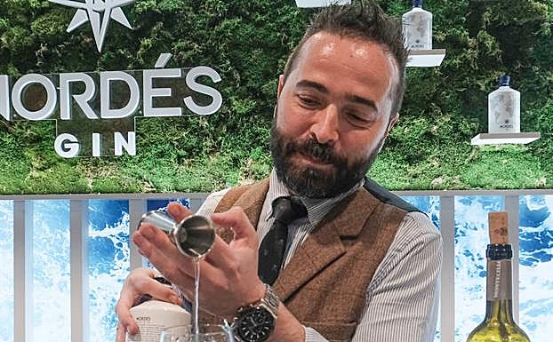 Borja Cortina, el 'bartender' del Varsovia, en plena elaboración de un cóctel. 