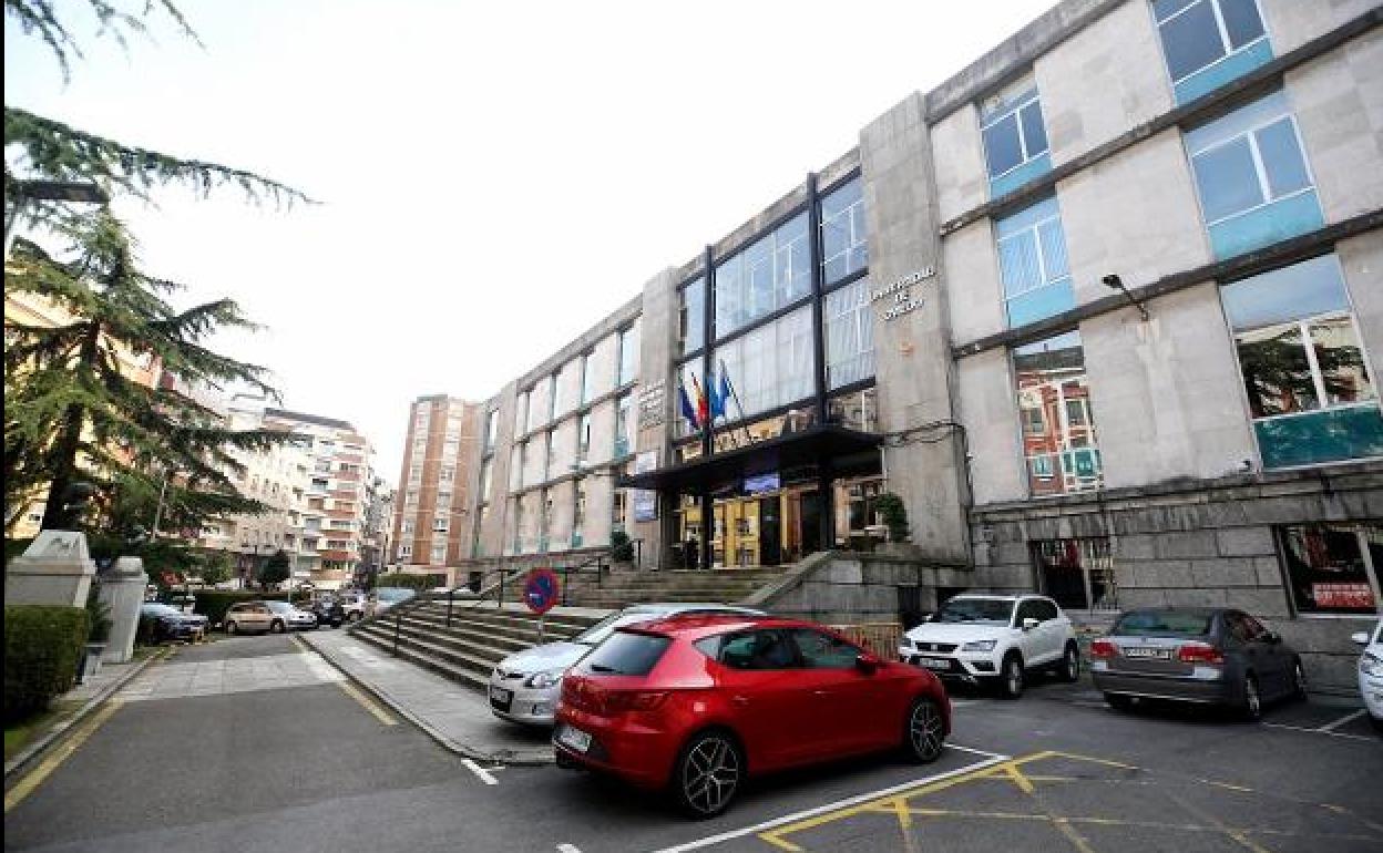 La entrada principal a la Escuela de Minas, facultad que se asentó en Oviedo hace sesenta años y ahora se quiere trasladar a Mieres. / ALEX PIÑA
