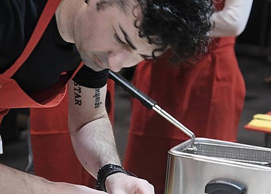 Imagen principal - En la primera imagen, Diego Fernández prepara su croqueta finalista.. En la segunda, Adrián San Julián, de Yume Gastro, recoge la distinción que le acredita como tercer Cocinero Revelación, premio que se llevó Pedro Aguilera, a su lado. En la tercera, El gijonés Maikel Cortina, Premio Juli Soler al Talento y Futuro del Vino. 