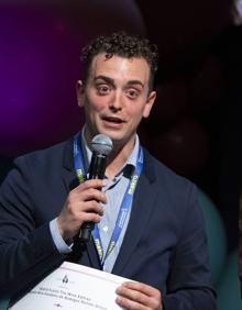 Imagen secundaria 2 - En la primera imagen, Diego Fernández prepara su croqueta finalista.. En la segunda, Adrián San Julián, de Yume Gastro, recoge la distinción que le acredita como tercer Cocinero Revelación, premio que se llevó Pedro Aguilera, a su lado. En la tercera, El gijonés Maikel Cortina, Premio Juli Soler al Talento y Futuro del Vino. 