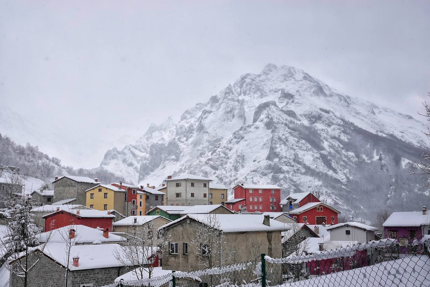 La llegada de la borrasca 'Ciril' ha devuelto el tiempo invernal a la región, con un notable descenso de las temperaturas y nieve en cotas bajas y abundantes chubascos en las ciudades asturianas