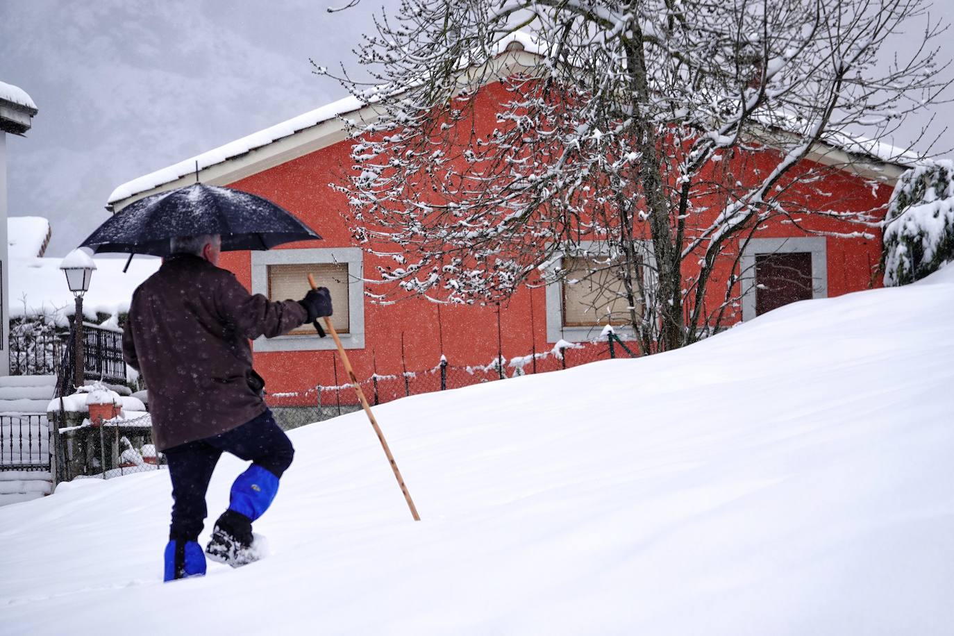 La llegada de la borrasca 'Ciril' ha devuelto el tiempo invernal a la región, con un notable descenso de las temperaturas y nieve en cotas bajas y abundantes chubascos en las ciudades asturianas