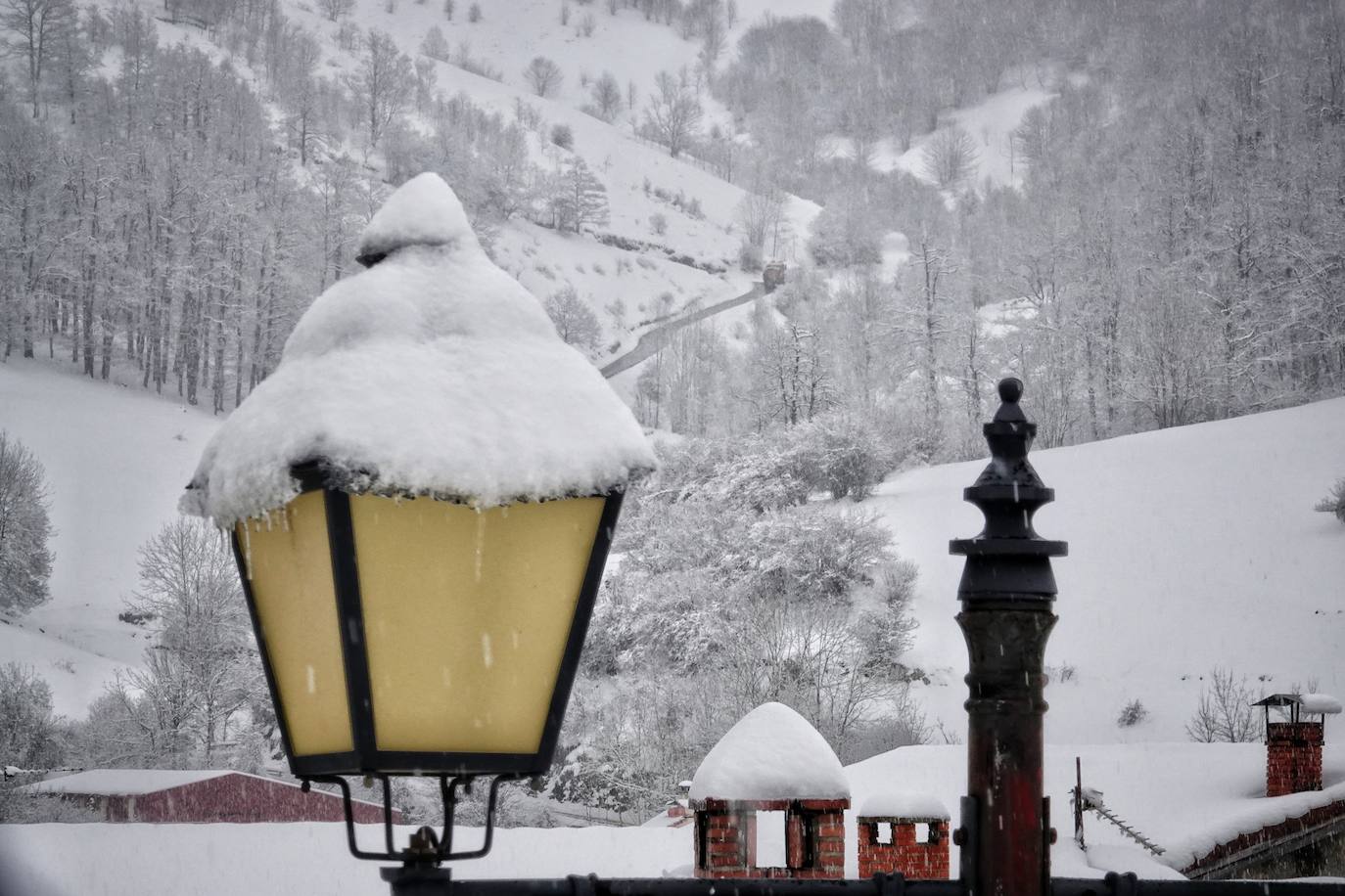 La llegada de la borrasca 'Ciril' ha devuelto el tiempo invernal a la región, con un notable descenso de las temperaturas y nieve en cotas bajas y abundantes chubascos en las ciudades asturianas