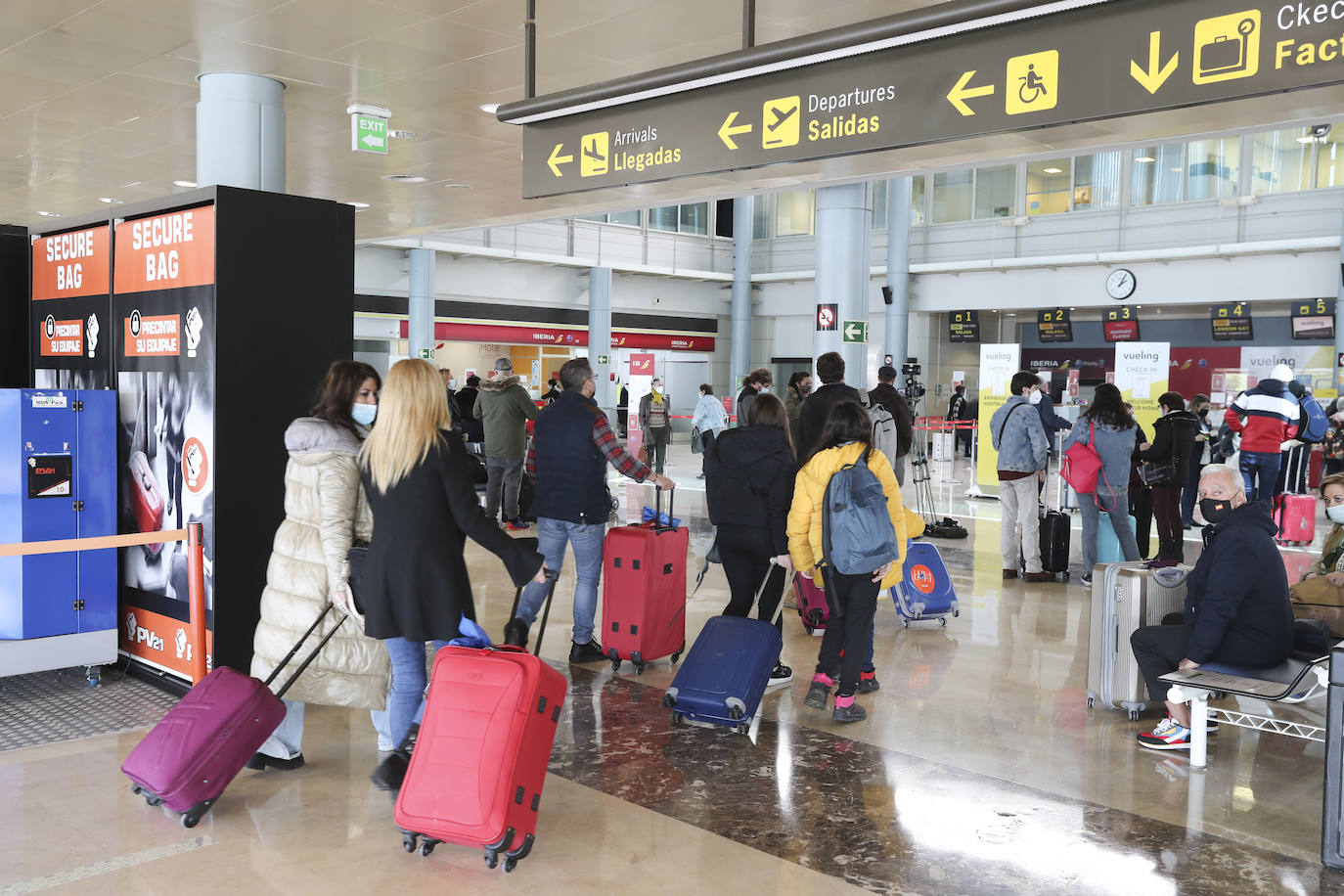 El aeropuerto de Asturias ha acogido este viernes a los primeros viajeros procedentes de Londres, en un vuelo que llegó a las 14.20 horas, 15 minutos antes de lo previsto. También en la terminal de Santiago del Monte se dieron cita los pasajeros con destino al aeropuerto londinense de Gatwick, con salida a las 15.10 horas.