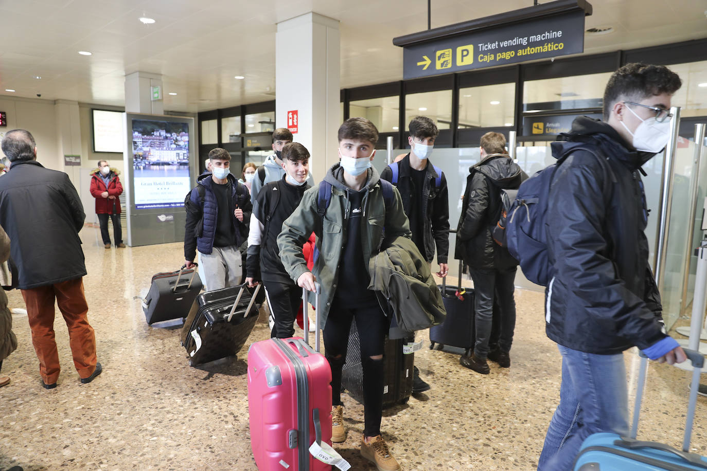 El aeropuerto de Asturias ha acogido este viernes a los primeros viajeros procedentes de Londres, en un vuelo que llegó a las 14.20 horas, 15 minutos antes de lo previsto. También en la terminal de Santiago del Monte se dieron cita los pasajeros con destino al aeropuerto londinense de Gatwick, con salida a las 15.10 horas.