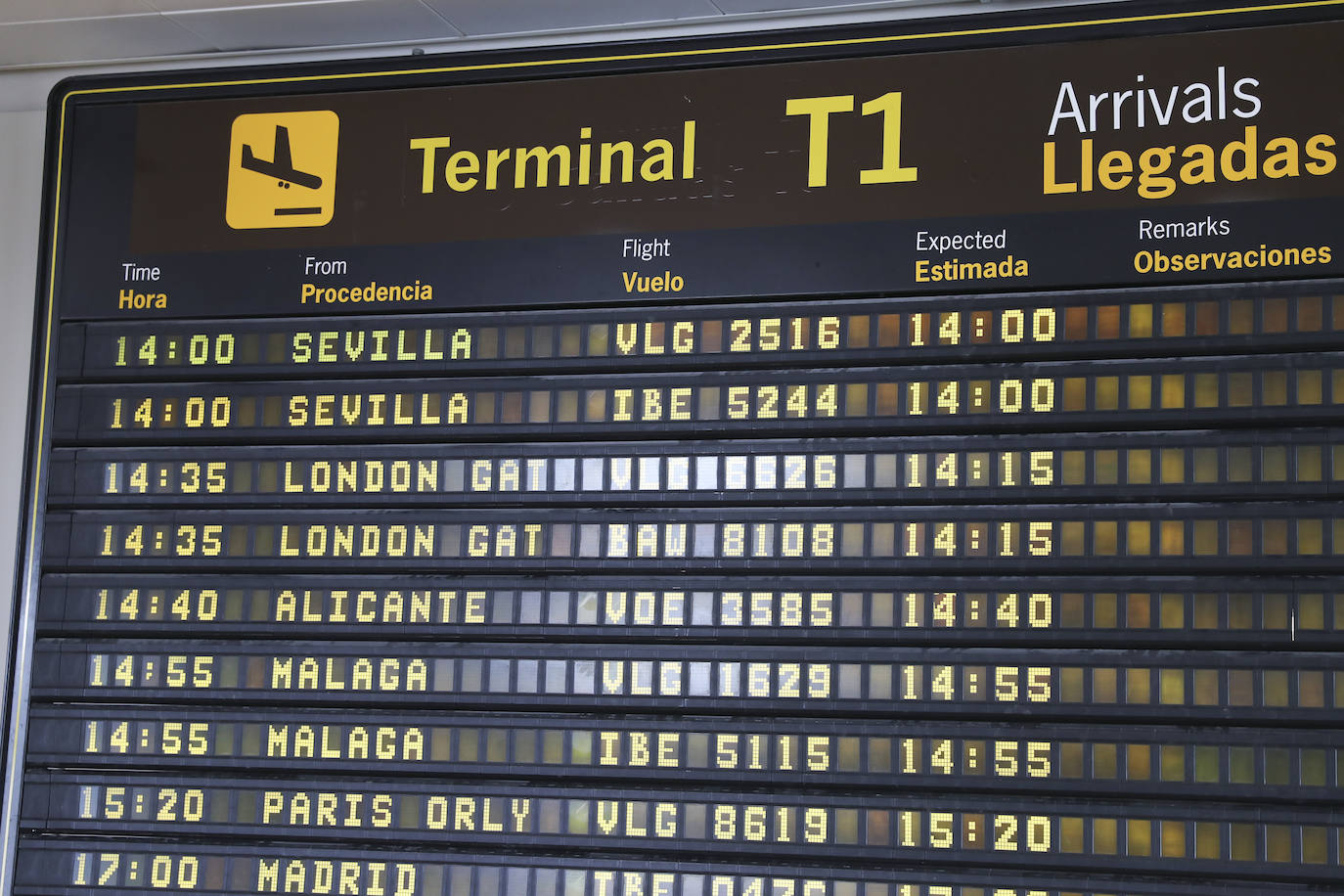 El aeropuerto de Asturias ha acogido este viernes a los primeros viajeros procedentes de Londres, en un vuelo que llegó a las 14.20 horas, 15 minutos antes de lo previsto. También en la terminal de Santiago del Monte se dieron cita los pasajeros con destino al aeropuerto londinense de Gatwick, con salida a las 15.10 horas.