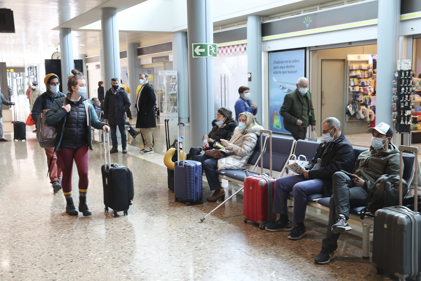 El aeropuerto de Asturias ha acogido este viernes a los primeros viajeros procedentes de Londres, en un vuelo que llegó a las 14.20 horas, 15 minutos antes de lo previsto. También en la terminal de Santiago del Monte se dieron cita los pasajeros con destino al aeropuerto londinense de Gatwick, con salida a las 15.10 horas.