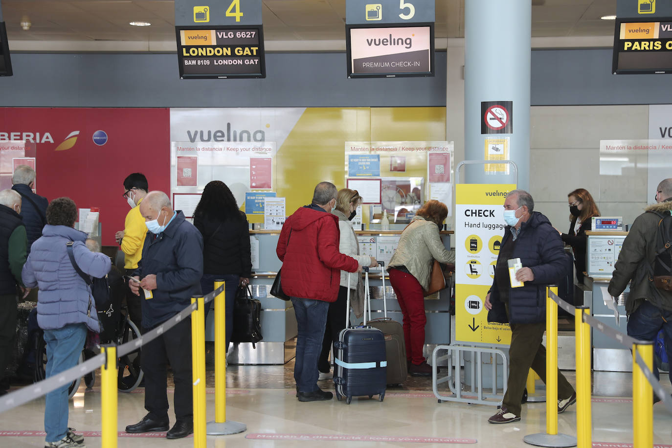 El aeropuerto de Asturias ha acogido este viernes a los primeros viajeros procedentes de Londres, en un vuelo que llegó a las 14.20 horas, 15 minutos antes de lo previsto. También en la terminal de Santiago del Monte se dieron cita los pasajeros con destino al aeropuerto londinense de Gatwick, con salida a las 15.10 horas.