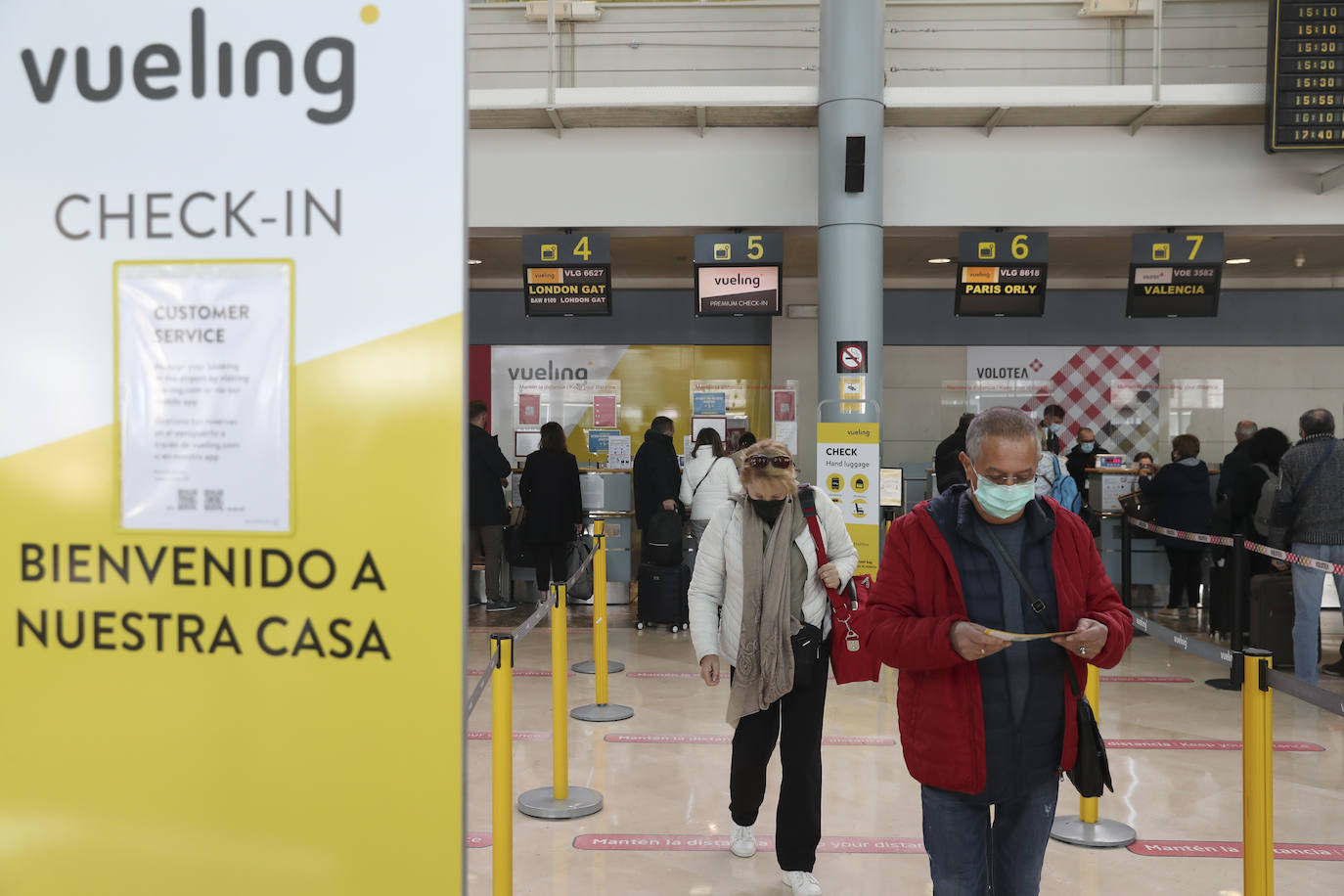 El aeropuerto de Asturias ha acogido este viernes a los primeros viajeros procedentes de Londres, en un vuelo que llegó a las 14.20 horas, 15 minutos antes de lo previsto. También en la terminal de Santiago del Monte se dieron cita los pasajeros con destino al aeropuerto londinense de Gatwick, con salida a las 15.10 horas.