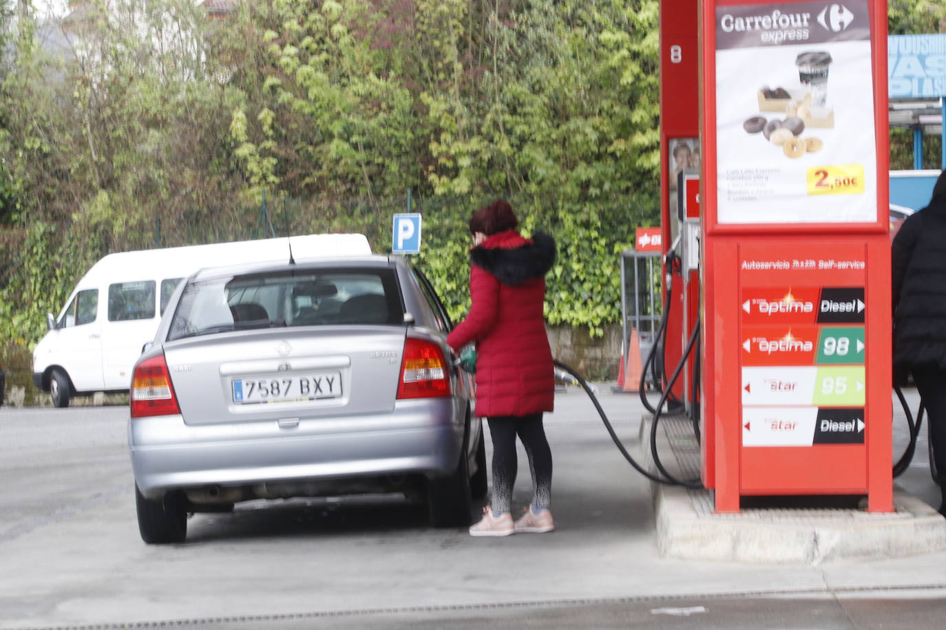 Las estaciones de servicio del Principado han registrado desde primera hora de este viernes colas de vehículos, cuyos conductores habían esperado para llenar los depósitos a que entrara en vigor este primero de abril la bonificación de 20 céntimos por litro de combustible.