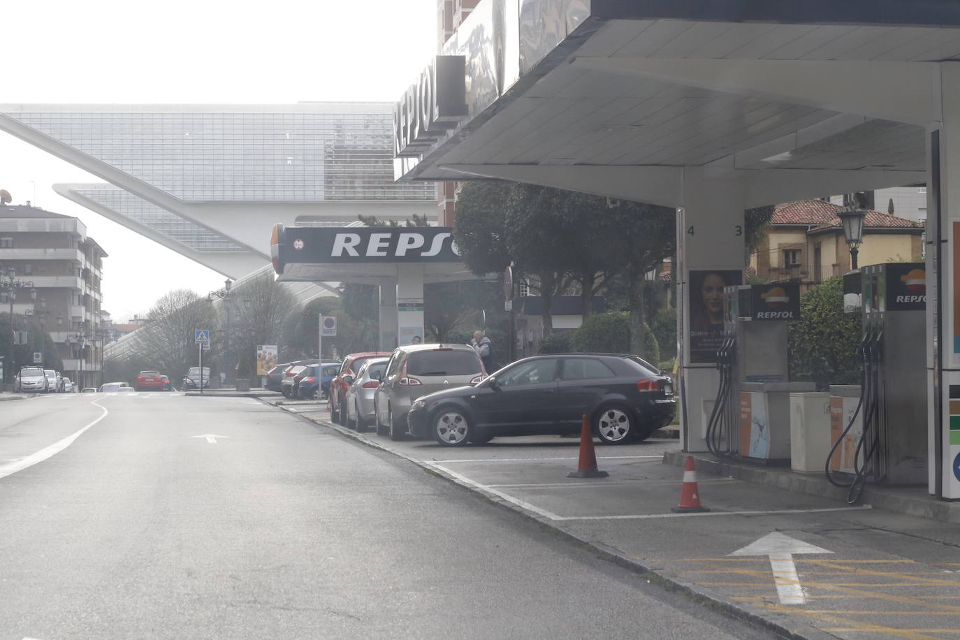 Las estaciones de servicio del Principado han registrado desde primera hora de este viernes colas de vehículos, cuyos conductores habían esperado para llenar los depósitos a que entrara en vigor este primero de abril la bonificación de 20 céntimos por litro de combustible.