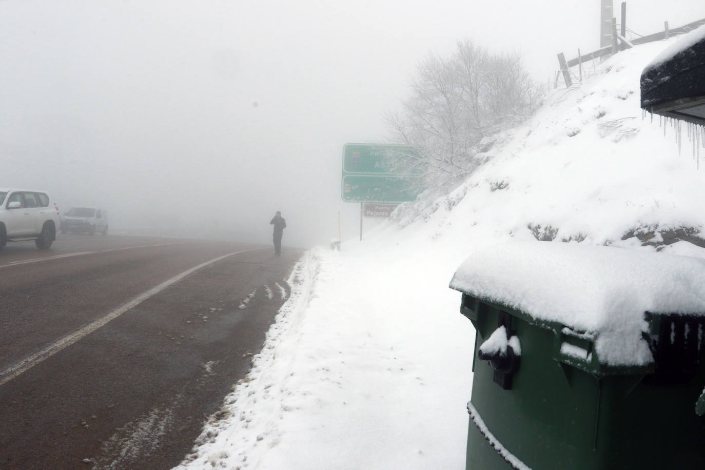 La llegada de la borrasca 'Ciril' ha devuelto el tiempo invernal a la región, con un notable descenso de las temperaturas y nieve en cotas bajas y abundantes chubascos en las ciudades asturianas