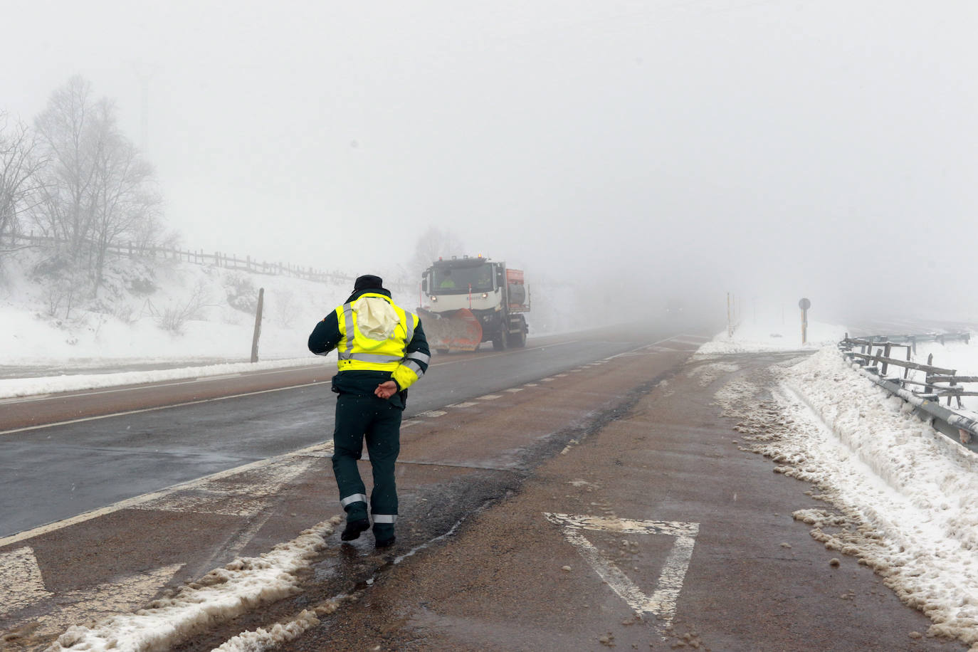La llegada de la borrasca 'Ciril' ha devuelto el tiempo invernal a la región, con un notable descenso de las temperaturas y nieve en cotas bajas y abundantes chubascos en las ciudades asturianas