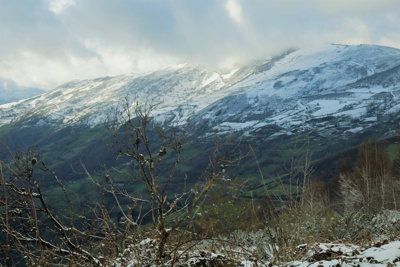 La llegada de la borrasca 'Ciril' ha devuelto el tiempo invernal a la región, con un notable descenso de las temperaturas y nieve en cotas bajas y abundantes chubascos en las ciudades asturianas