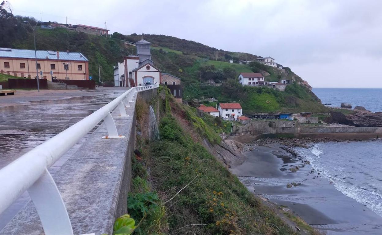 El agua acumulada en el paseo cayó en cascada sobre la playa, llegando, incluso, a causar un 'argayo'. 