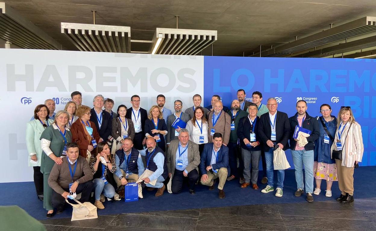 La presidenta del PP de Asturias, Teresa Mallada, con los compromisarios asturianos en el congreso de los popuales en Sevilla.