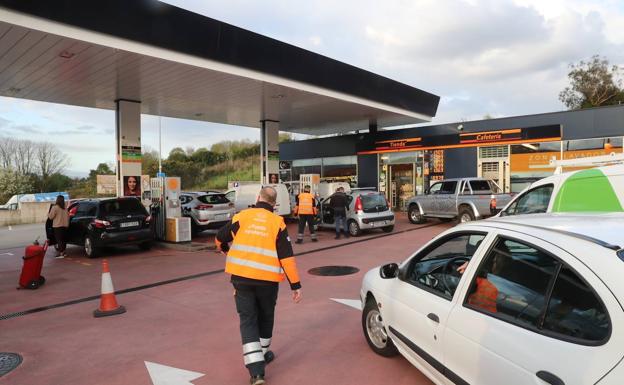 Los conductores asturianos acuden «masivamente» a las gasolineras en el primer día de la rebaja de 20 céntimos