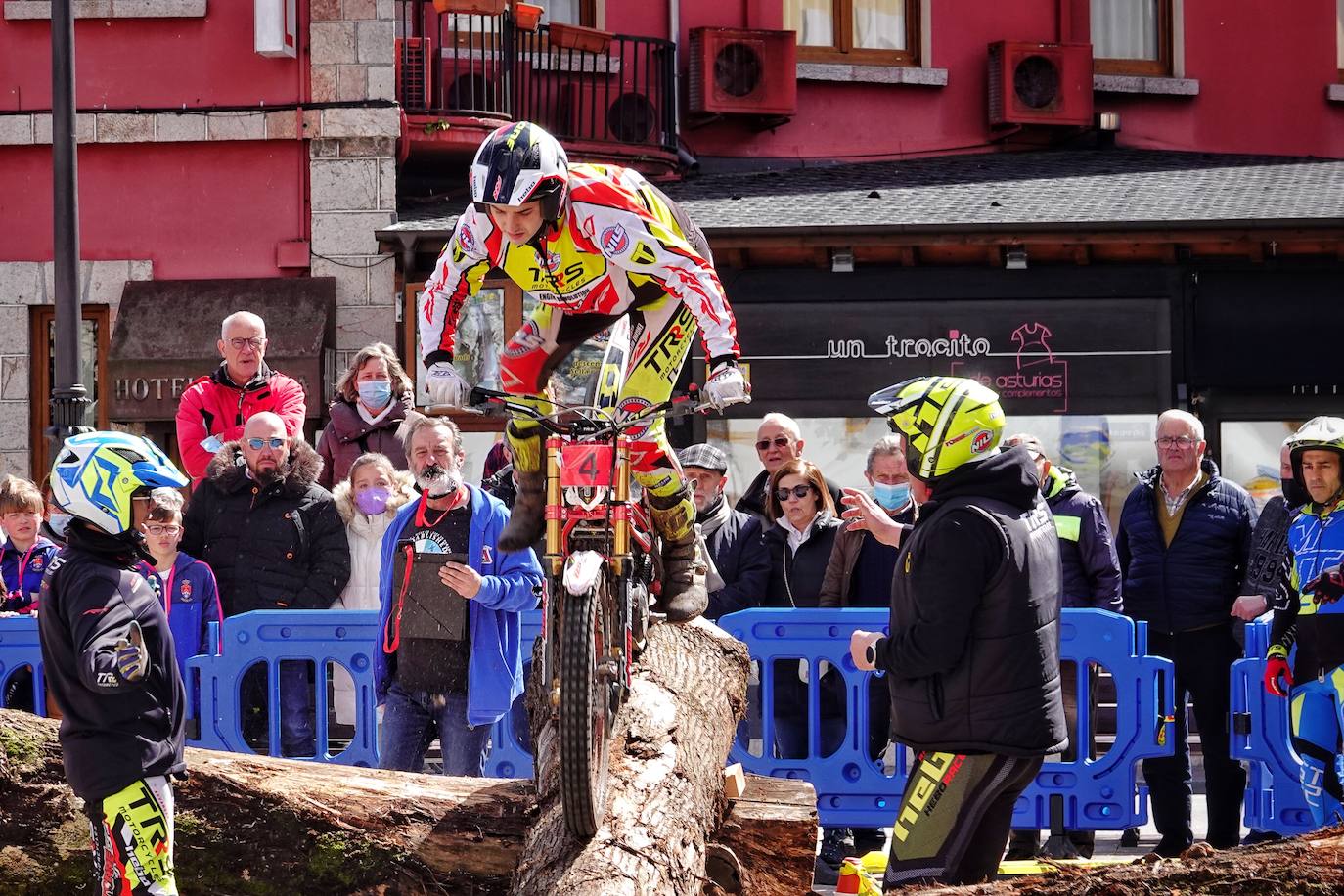 El Campeonato de Asturias de Trial ha arrancado en Cangas de Onís una nueva temporada con una prueba que también es puntuable para los campeonatos de la misma especialidad de Cantabria y el País Vasco bajo la organización del Moto Club Cuenca Minera y en colaboración con el Ayuntamiento cangués.
