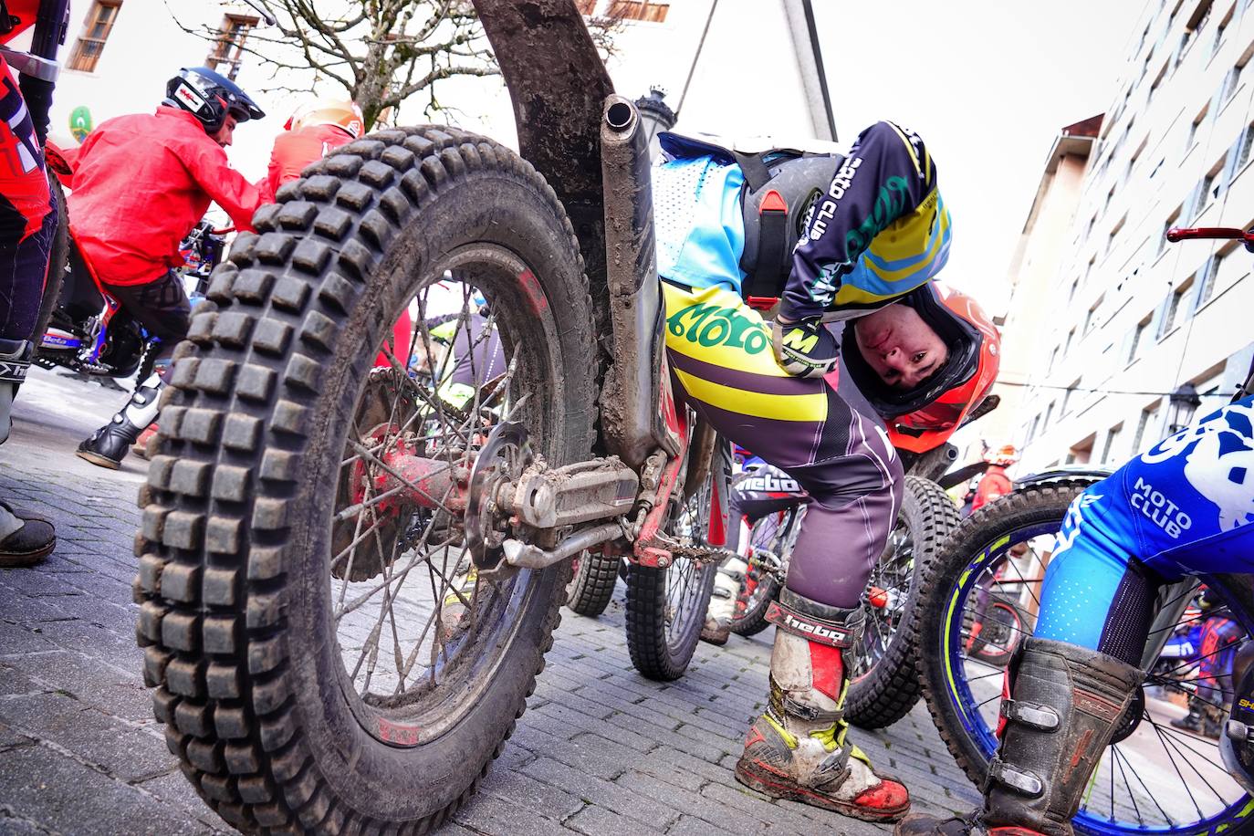 El Campeonato de Asturias de Trial ha arrancado en Cangas de Onís una nueva temporada con una prueba que también es puntuable para los campeonatos de la misma especialidad de Cantabria y el País Vasco bajo la organización del Moto Club Cuenca Minera y en colaboración con el Ayuntamiento cangués.