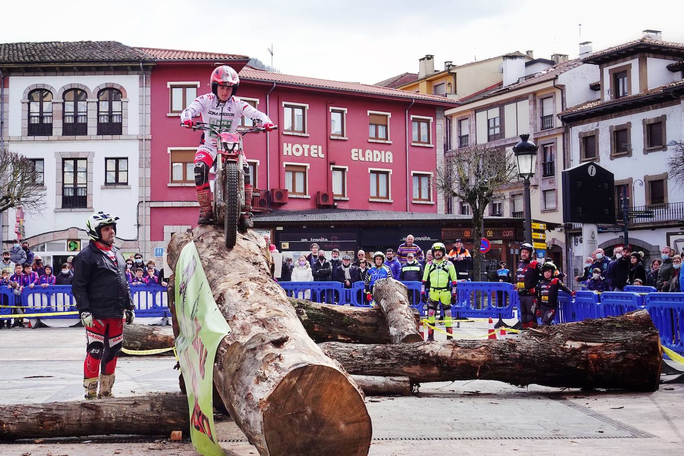 El Campeonato de Asturias de Trial ha arrancado en Cangas de Onís una nueva temporada con una prueba que también es puntuable para los campeonatos de la misma especialidad de Cantabria y el País Vasco bajo la organización del Moto Club Cuenca Minera y en colaboración con el Ayuntamiento cangués.