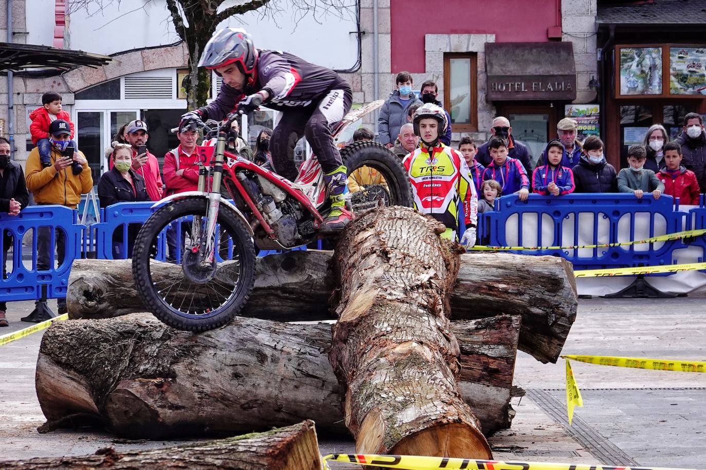 El Campeonato de Asturias de Trial ha arrancado en Cangas de Onís una nueva temporada con una prueba que también es puntuable para los campeonatos de la misma especialidad de Cantabria y el País Vasco bajo la organización del Moto Club Cuenca Minera y en colaboración con el Ayuntamiento cangués.