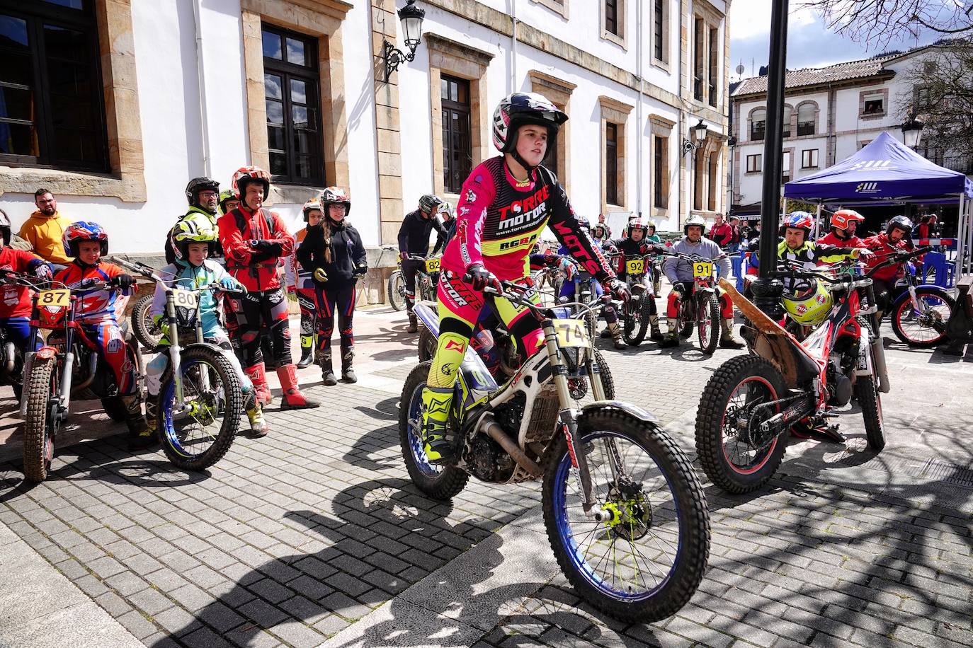 El Campeonato de Asturias de Trial ha arrancado en Cangas de Onís una nueva temporada con una prueba que también es puntuable para los campeonatos de la misma especialidad de Cantabria y el País Vasco bajo la organización del Moto Club Cuenca Minera y en colaboración con el Ayuntamiento cangués.