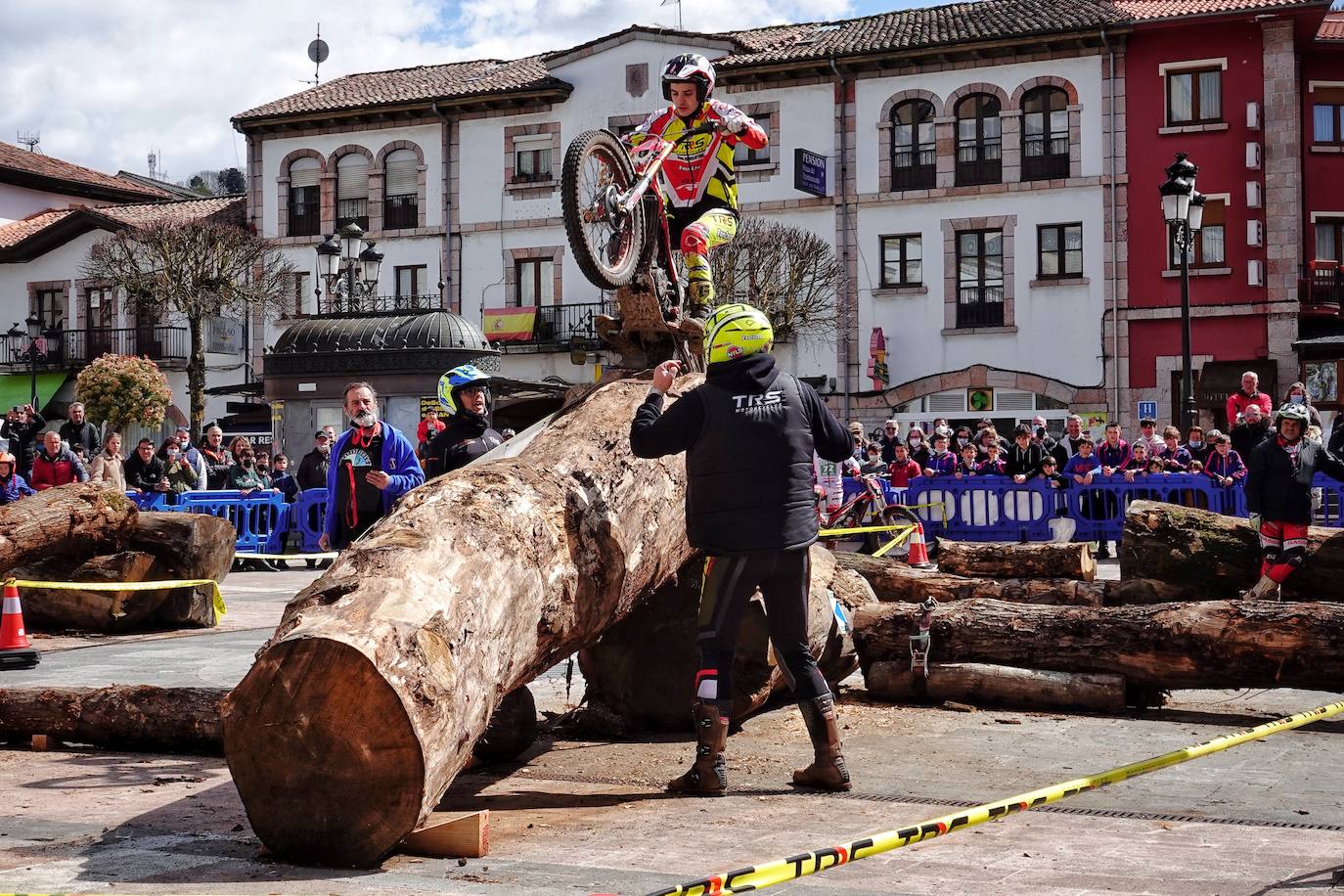 El Campeonato de Asturias de Trial ha arrancado en Cangas de Onís una nueva temporada con una prueba que también es puntuable para los campeonatos de la misma especialidad de Cantabria y el País Vasco bajo la organización del Moto Club Cuenca Minera y en colaboración con el Ayuntamiento cangués.
