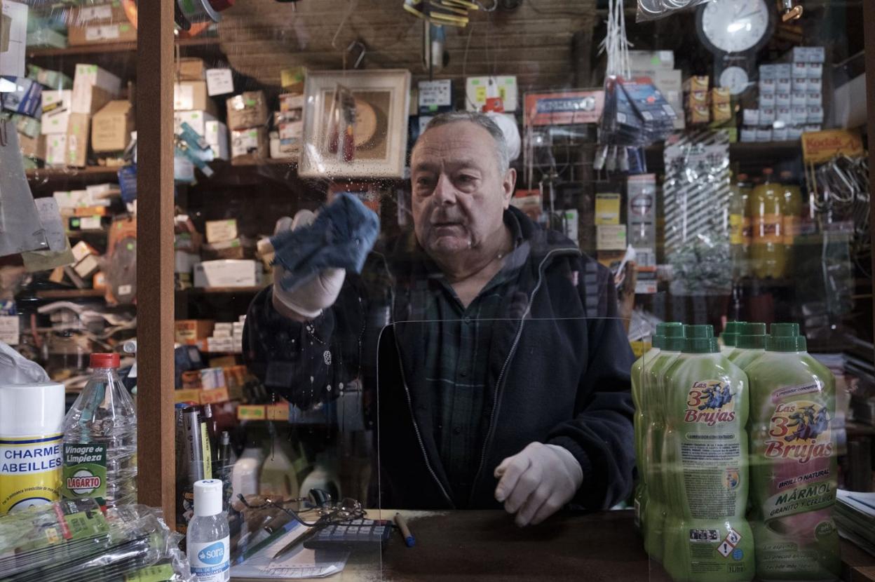 Ignacio Andina, propietario del Comercio Nuevo de Taramundi. 