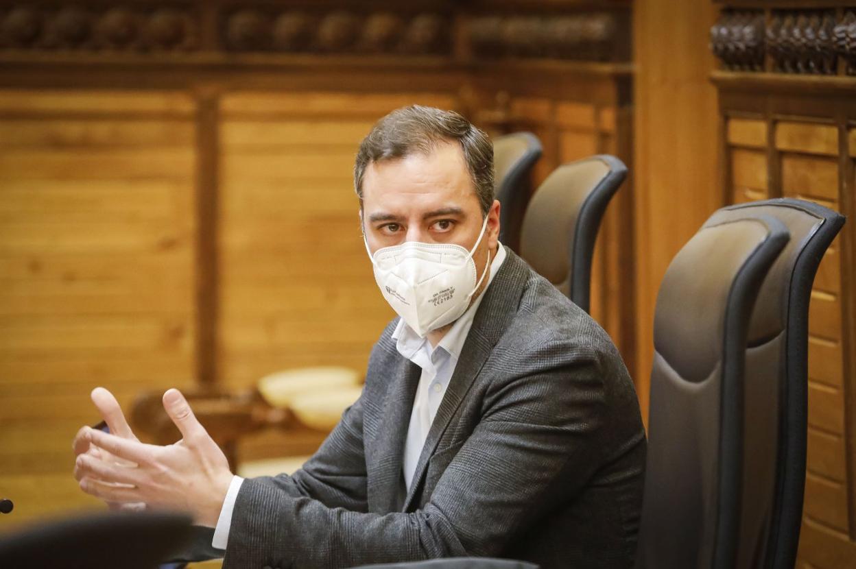 Olmo Ron interviniendo ayer en la comisión de Obras Públicas. 