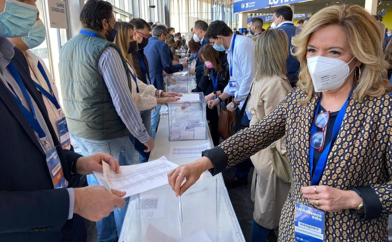Teresa Mallada vota en el Congreso Nacional del PP que abre la etapa de liderazgo de Feijóo.