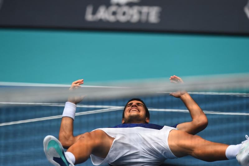 Carlos Alcaraz celebra sobre la pista el título conquistado en Miami