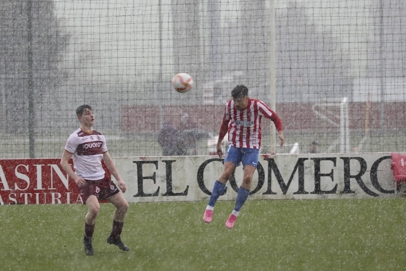 Fotos: Las mejores imágenes del Sporting B - Gijón Industrial