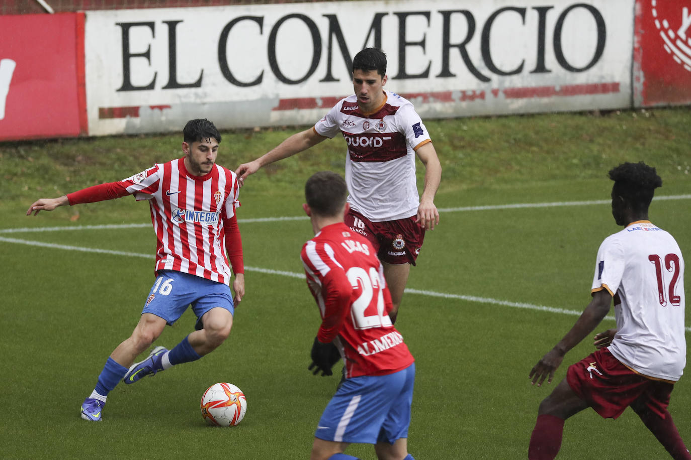 Fotos: Las mejores imágenes del Sporting B - Gijón Industrial