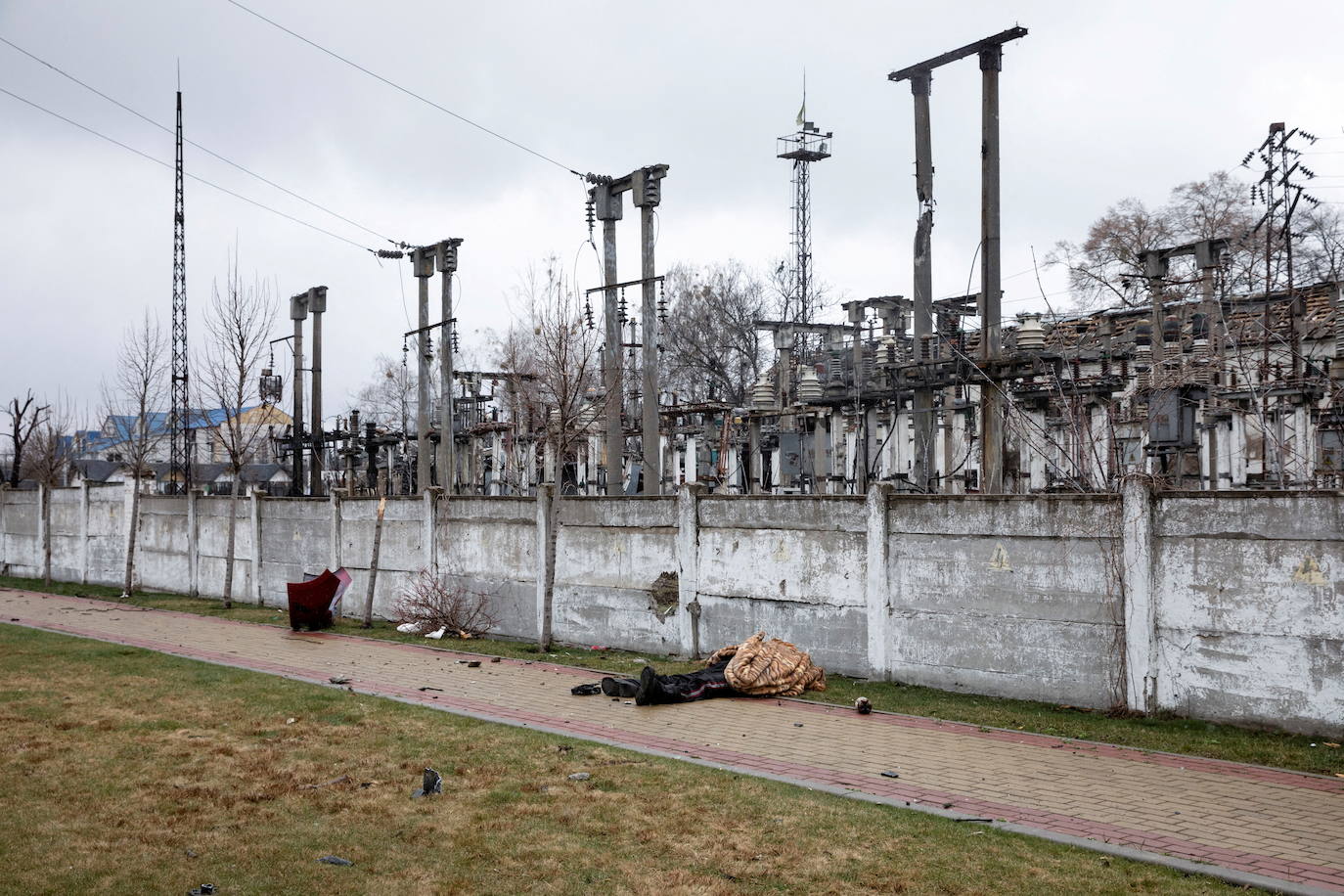 El ejército de Rusia ha atacado a ciudades a las afueras de Kiev, como Bucha o Irpin. Human Rights Watch y Ucrania han denunciado las acciones como posibles «crímenes de guerra» 