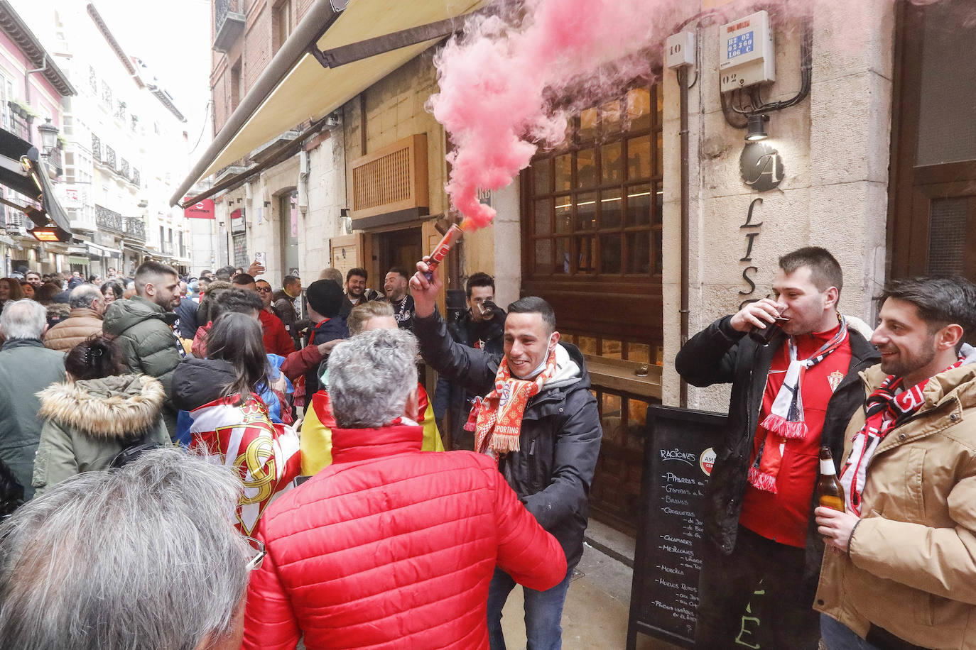 Cerca de 3.000 aficionados del Sporting animan y arropan al equipo por las calles de la ciudad antes del encuentro.