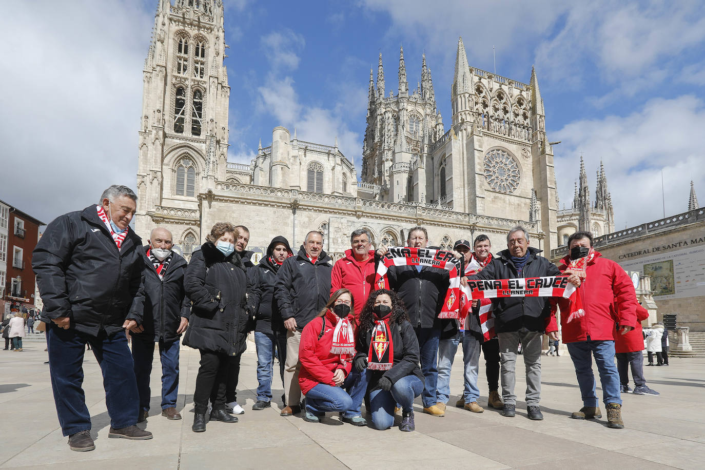 Cerca de 3.000 aficionados del Sporting animan y arropan al equipo por las calles de la ciudad antes del encuentro.