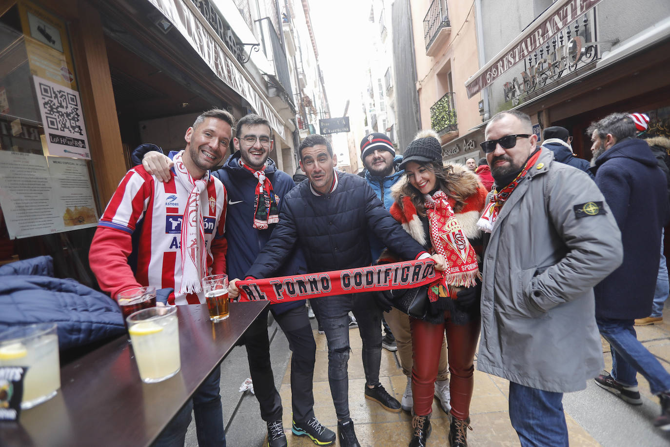 Cerca de 3.000 aficionados del Sporting animan y arropan al equipo por las calles de la ciudad antes del encuentro.