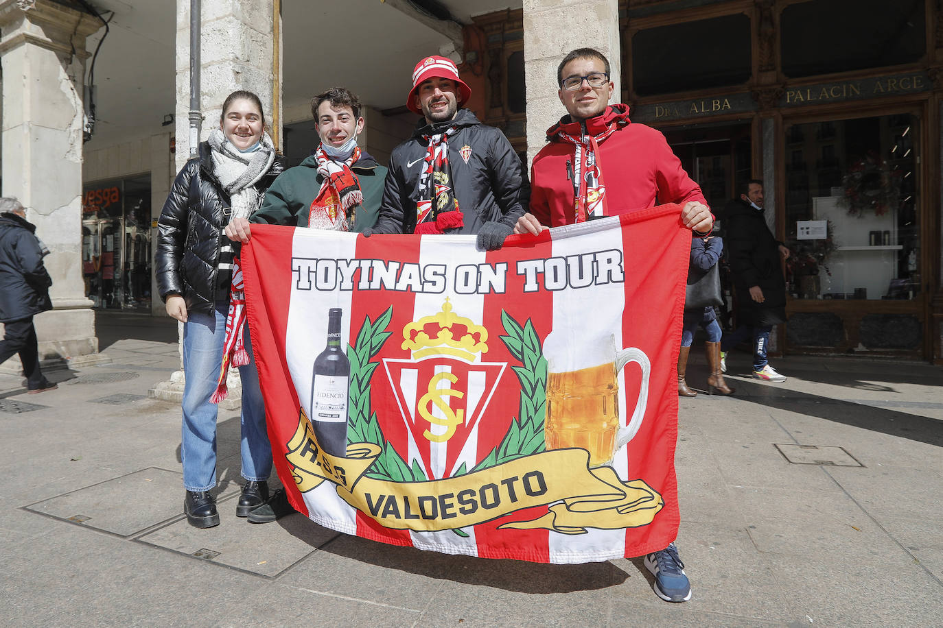 Cerca de 3.000 aficionados del Sporting animan y arropan al equipo por las calles de la ciudad antes del encuentro.