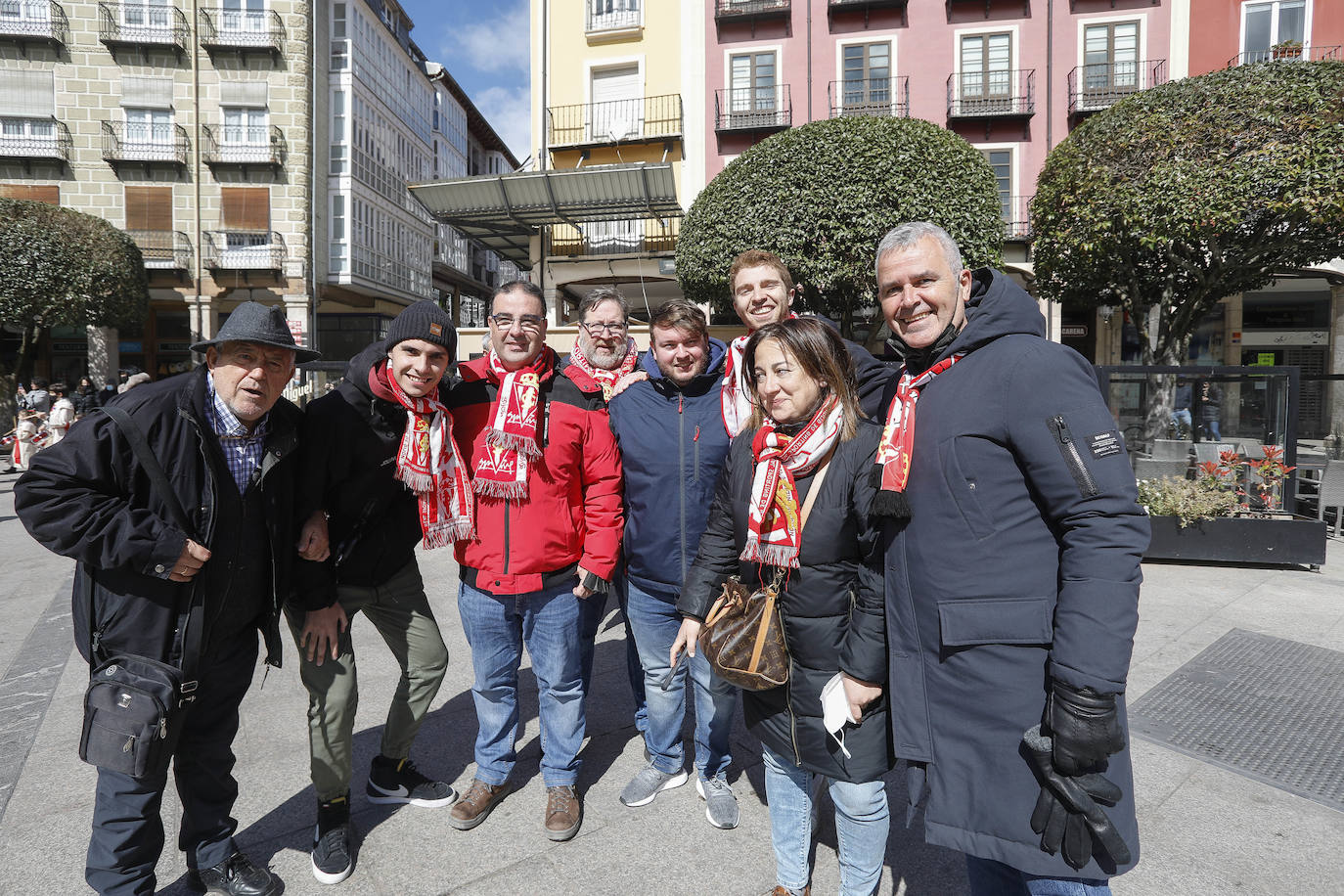 Cerca de 3.000 aficionados del Sporting animan y arropan al equipo por las calles de la ciudad antes del encuentro.