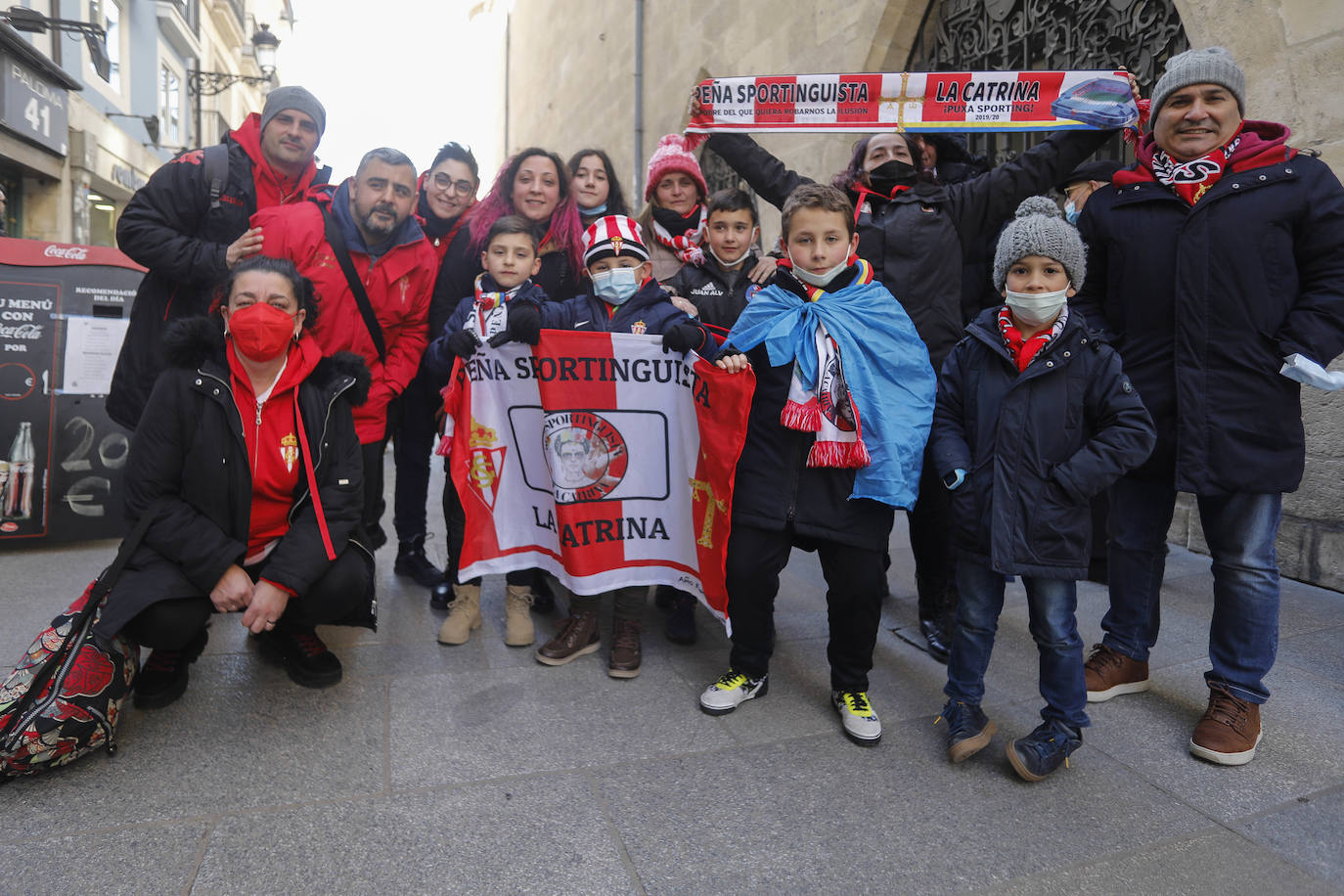 Cerca de 3.000 aficionados del Sporting animan y arropan al equipo por las calles de la ciudad antes del encuentro.