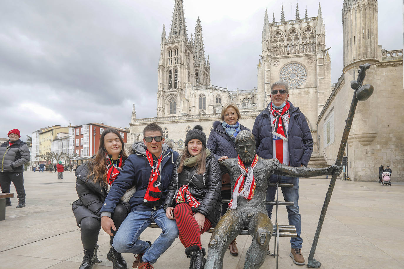 Cerca de 3.000 aficionados del Sporting animan y arropan al equipo por las calles de la ciudad antes del encuentro.