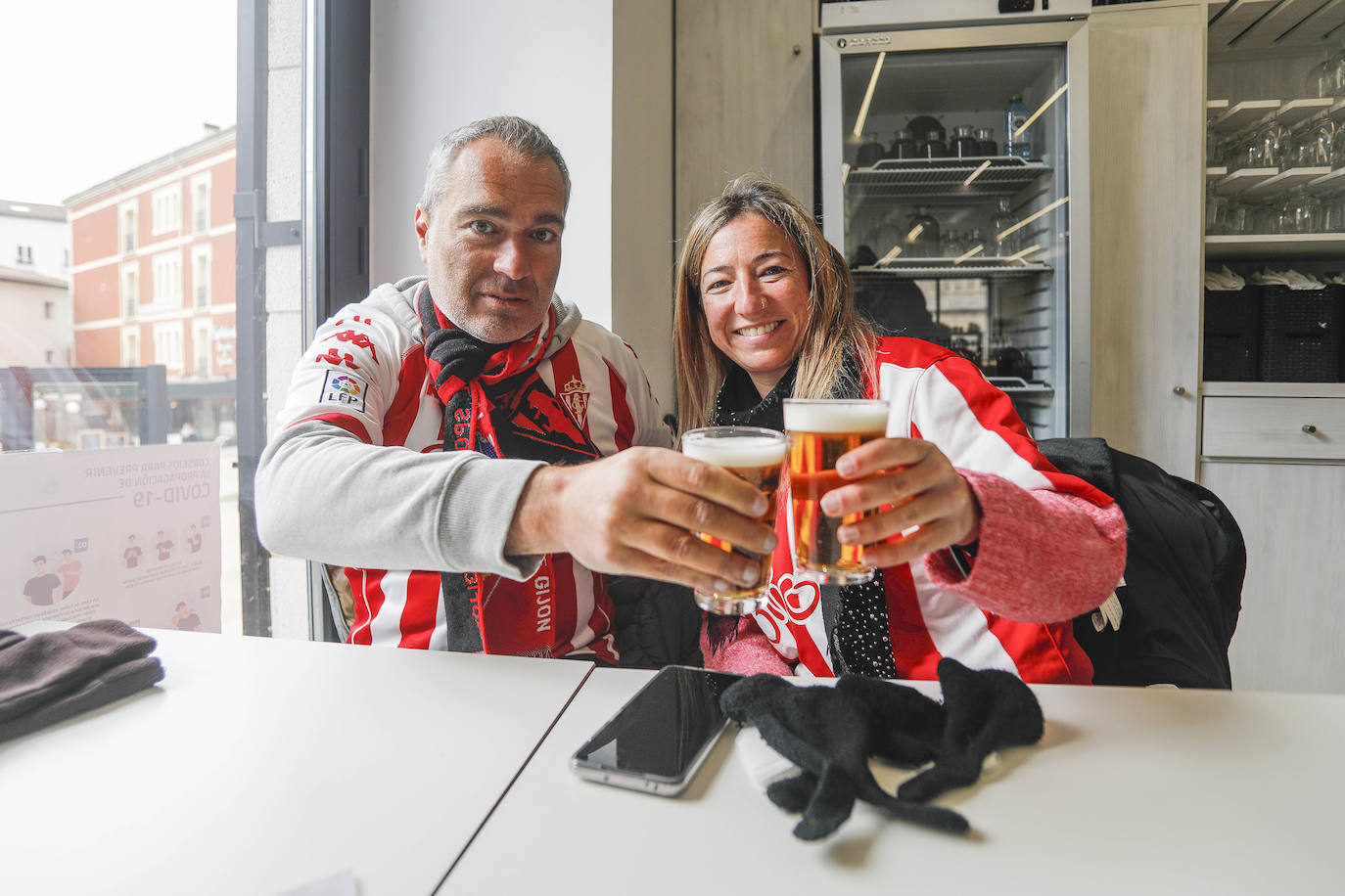 Cerca de 3.000 aficionados del Sporting animan y arropan al equipo por las calles de la ciudad antes del encuentro.