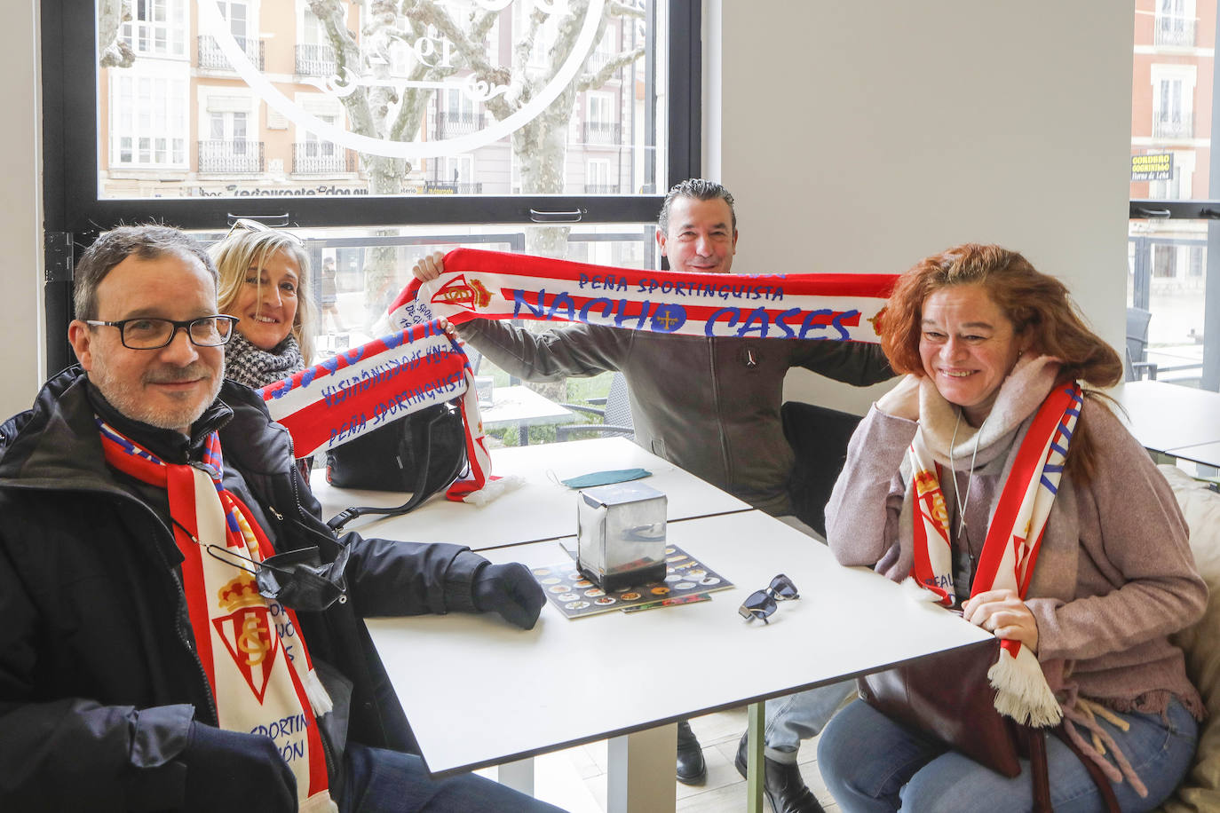 Cerca de 3.000 aficionados del Sporting animan y arropan al equipo por las calles de la ciudad antes del encuentro.