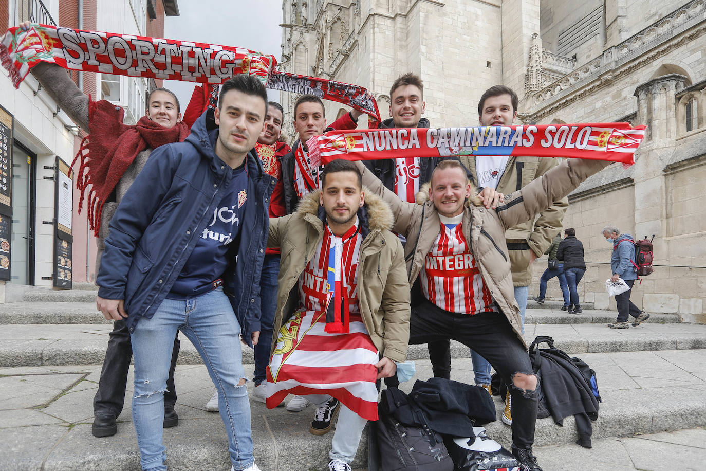 Cerca de 3.000 aficionados del Sporting animan y arropan al equipo por las calles de la ciudad antes del encuentro.